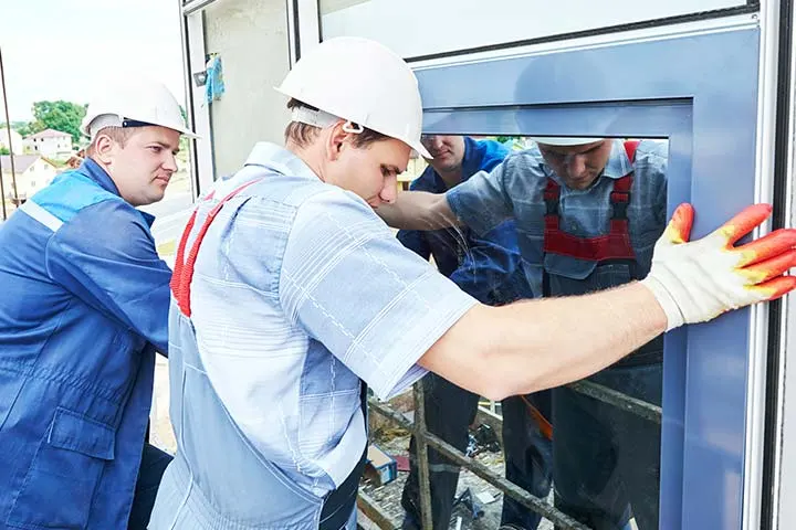 Vitrier professionnel en cours d'installation d'un double vitrage isolant sur la Chaussée de Helmet à Schaerbeek.